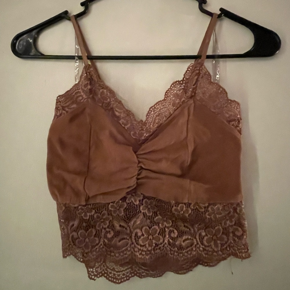Brown crop top w/ lace. Spaghetti straps that « X » in the back. Soft material.
